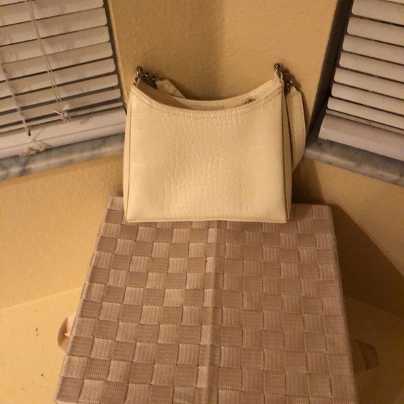 CLOTH CLOSET FASHIONAND STUFF - Picture 3 of 7